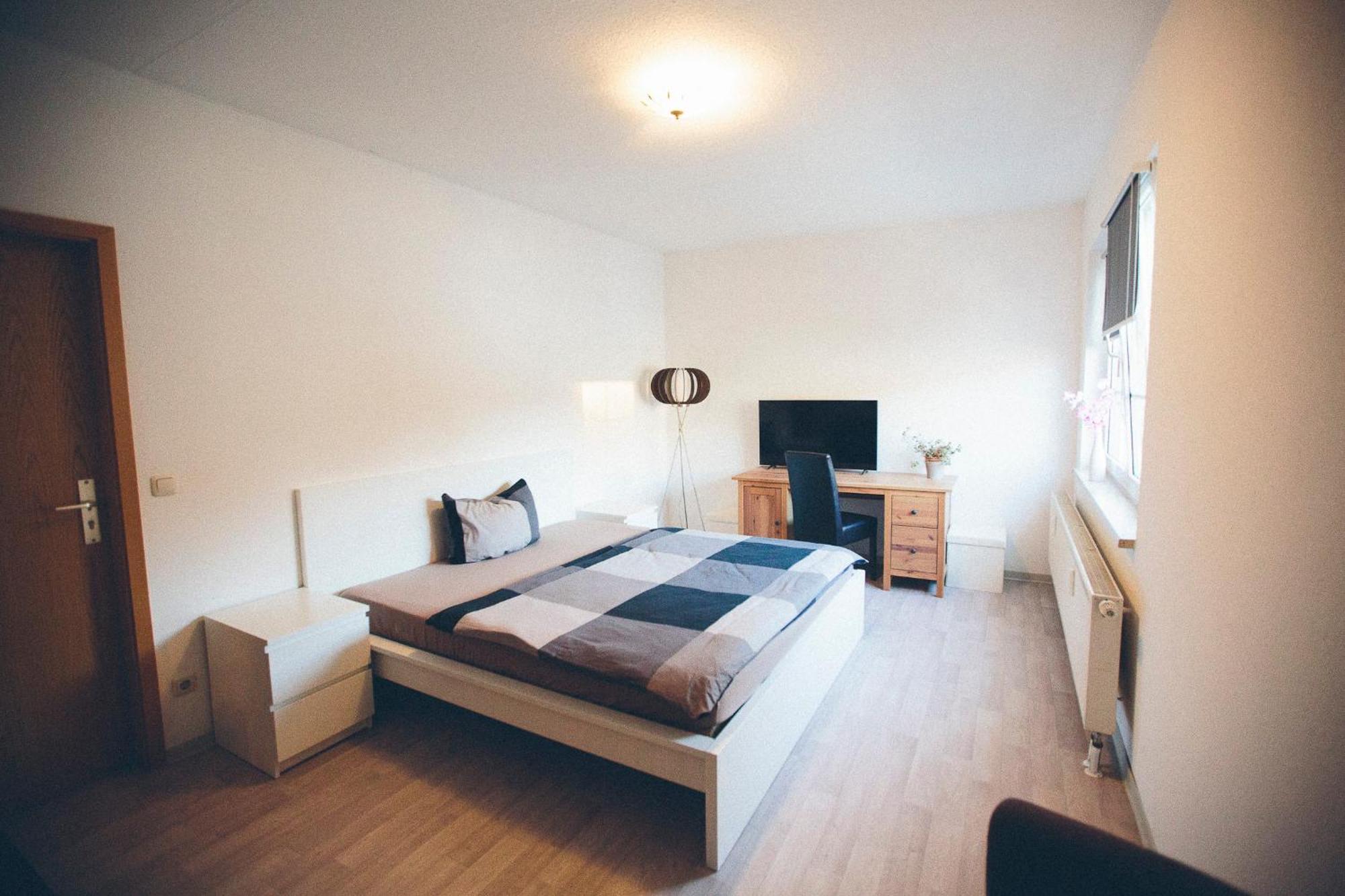 Grosse & Voll Ausgestattete Apartments, Studios, Doppelzimmer, Workspace, Parkplatz, Netflix, Prime & Schnelles Wifi In Ruhiger Lage Mit Garten Rudolstadt Exterior photo