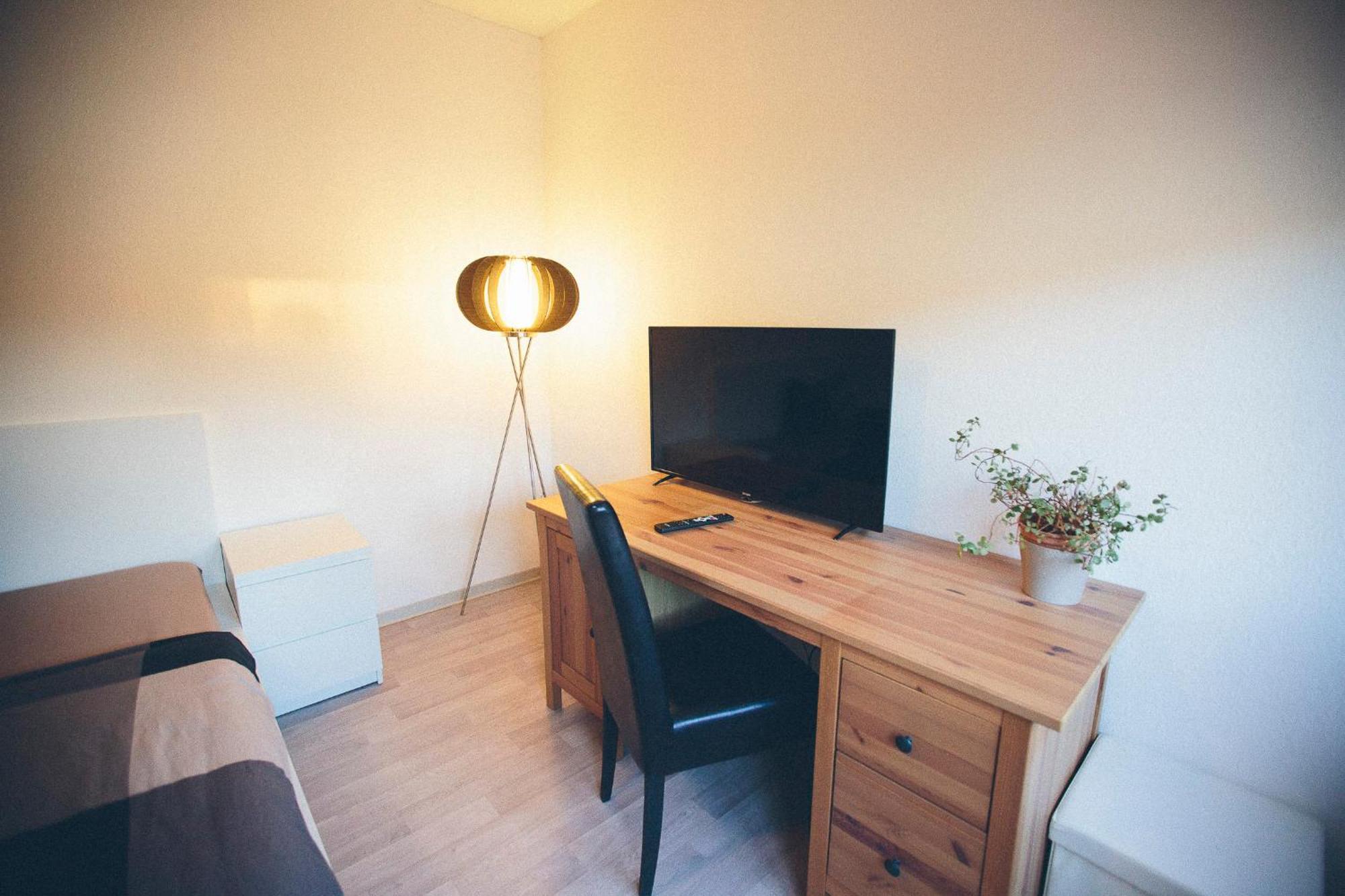 Grosse & Voll Ausgestattete Apartments, Studios, Doppelzimmer, Workspace, Parkplatz, Netflix, Prime & Schnelles Wifi In Ruhiger Lage Mit Garten Rudolstadt Exterior photo