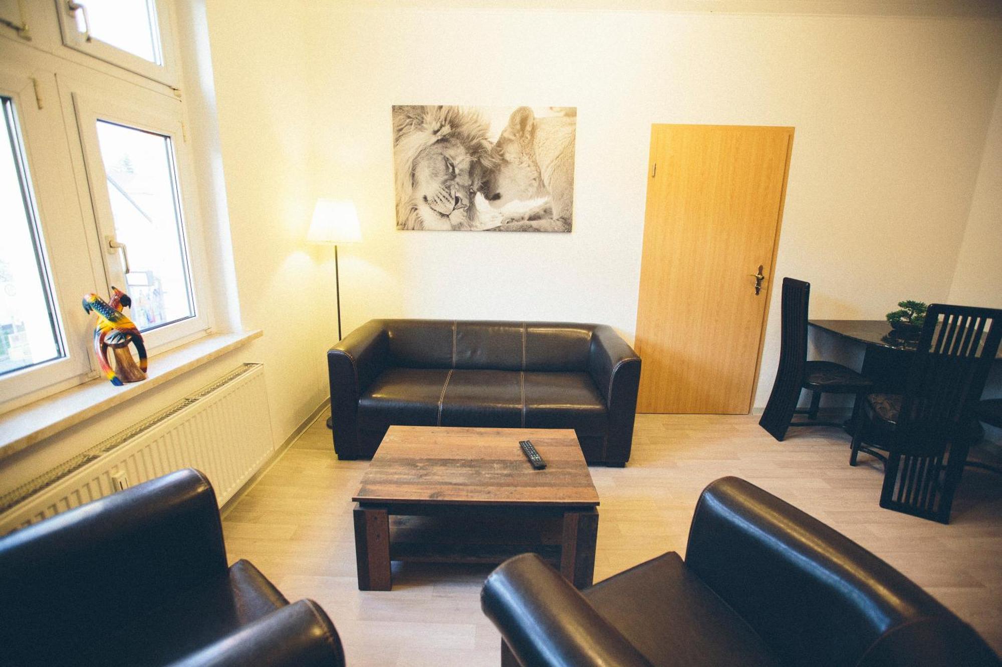 Grosse & Voll Ausgestattete Apartments, Studios, Doppelzimmer, Workspace, Parkplatz, Netflix, Prime & Schnelles Wifi In Ruhiger Lage Mit Garten Rudolstadt Room photo