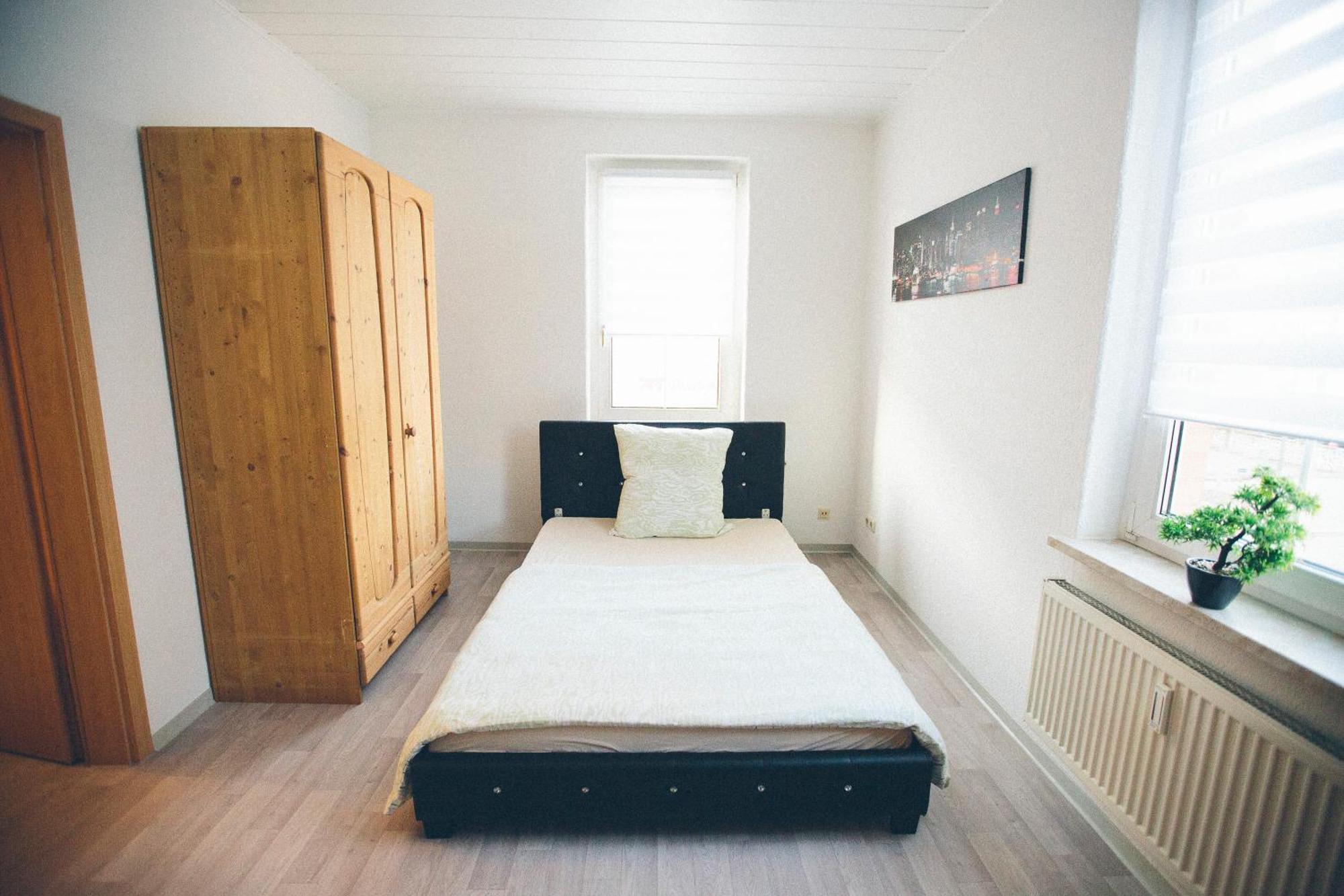 Grosse & Voll Ausgestattete Apartments, Studios, Doppelzimmer, Workspace, Parkplatz, Netflix, Prime & Schnelles Wifi In Ruhiger Lage Mit Garten Rudolstadt Room photo
