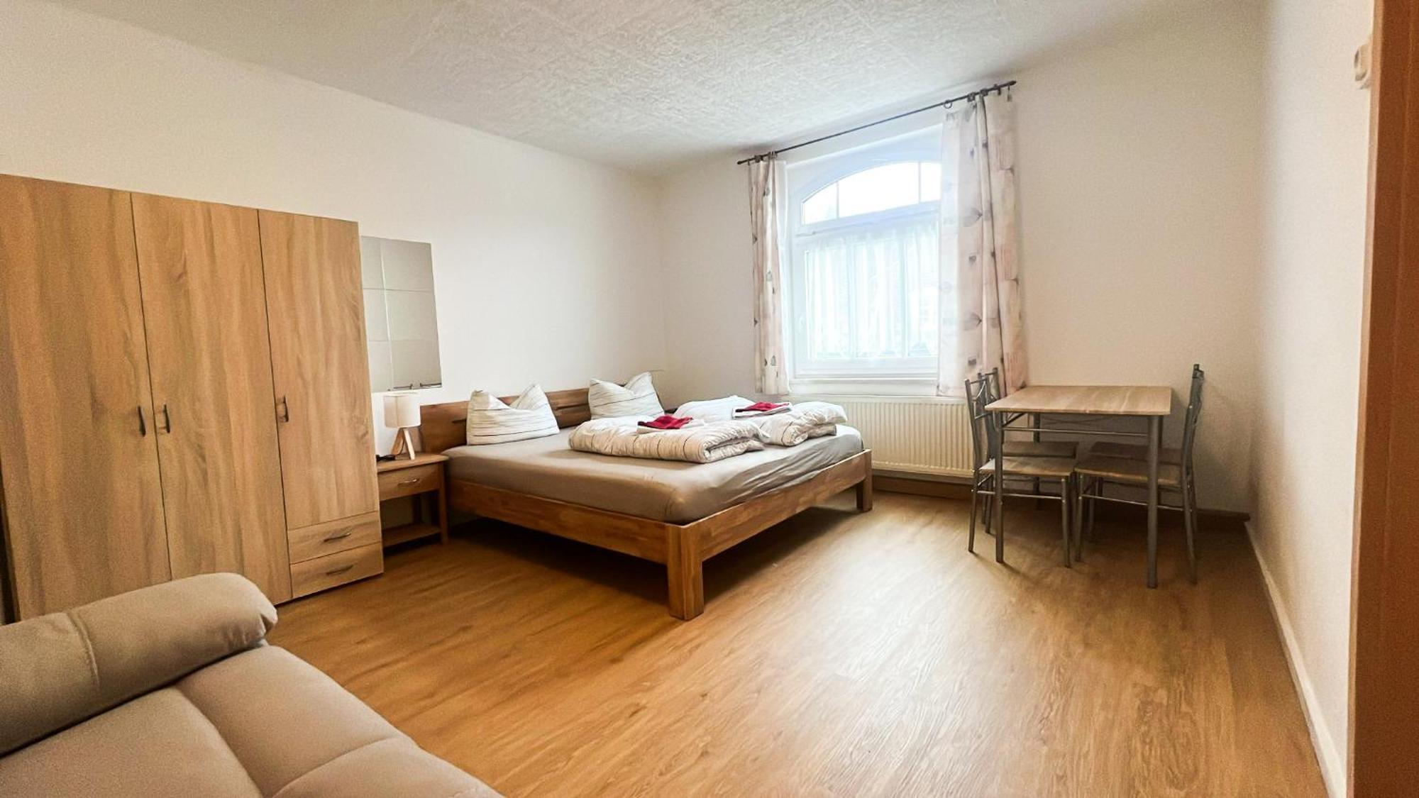 Grosse & Voll Ausgestattete Apartments, Studios, Doppelzimmer, Workspace, Parkplatz, Netflix, Prime & Schnelles Wifi In Ruhiger Lage Mit Garten Rudolstadt Room photo